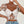 Vrouw draagt witte kanten crop top met bloemenborduursels en pofmouwen, gecombineerd met blauwe jeans. Trendy damesmode, zomeroutfit.