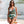 Vrouw in tropisch badpak met bladeren en toekanprint, zonnebril, buiten bij zwembad. Zomermode, strandkleding, trendy badmode.