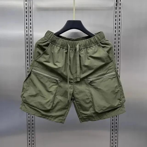 Olijfgroene cargoshorts met elastische tailleband en meerdere zakken, hangend aan een zwarte hanger. Ideaal voor casual en outdoor activiteiten.