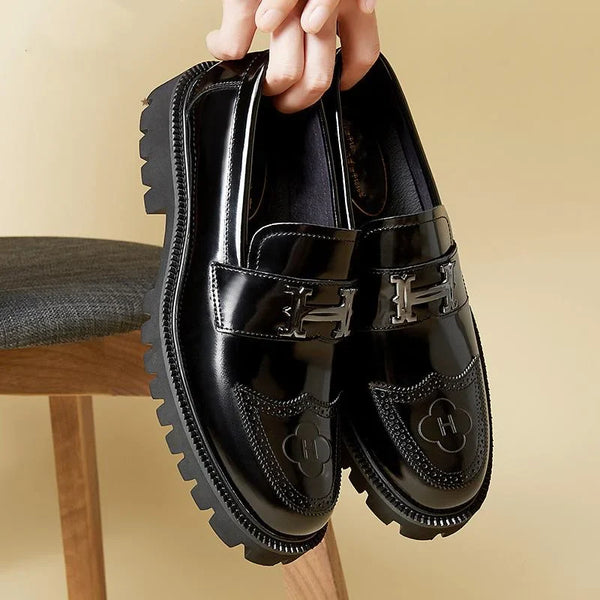 Zwarte leren loafers met dikke zool en metalen H-detail, stijlvolle herenschoenen, modieuze instappers voor dagelijks gebruik.