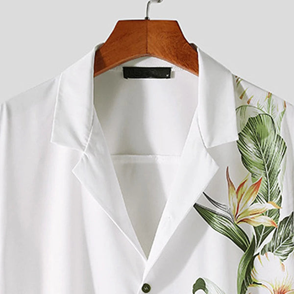 Witte herenoverhemd met tropische bloemenprint, korte mouwen en kraag, ideaal voor zomermode en casual outfits.