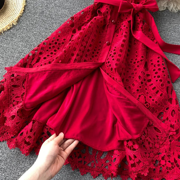 Rode kanten jurk met knoopsluiting en strikceintuur, elegant ontwerp, perfect voor feestelijke gelegenheden. Trendy damesmode, stijlvolle kleding.