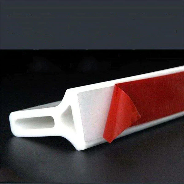 Witte kunststof handgreep met rode reflecterende strip, ideaal voor verkeersveiligheid en zichtbaarheid. Geschikt voor wegmarkering en signalisatie.
