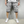 Grijze cargoshorts voor heren met zakken, casual streetwear stijl, gecombineerd met witte sneakers en een wit T-shirt, trendy zomeroutfit.