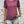 Paarse dames T-shirt met pofmouwen, gedragen met lichtblauwe denim shorts. Trendy zomeroutfit, casual stijl, modieuze sieraden.