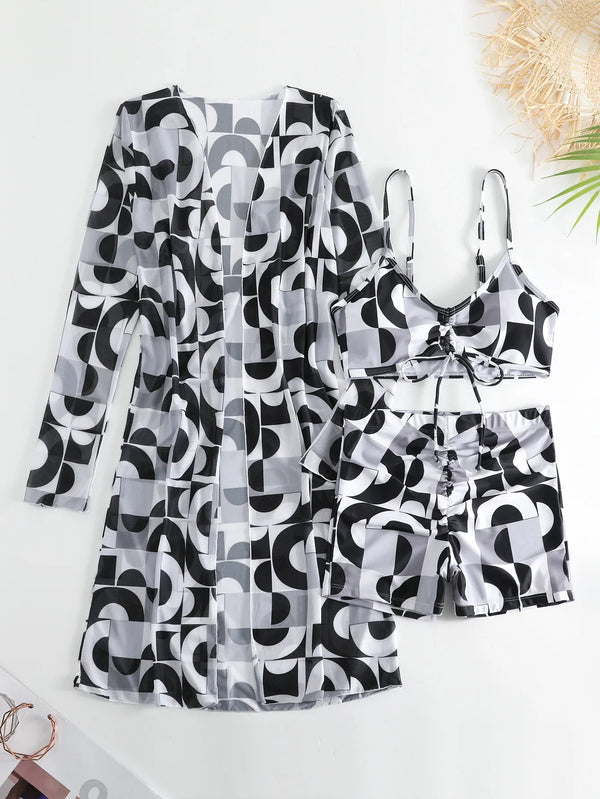 Zwart-wit geometrisch patroon dames strandset met kimono, crop top en shorts. Perfect voor zomer, strandmode, trendy en stijlvol design.