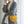 Grijze oversized jas met witte blouse en gele schoudertas, modieuze dameskleding, stijlvolle herfstoutfit, casual chique look.