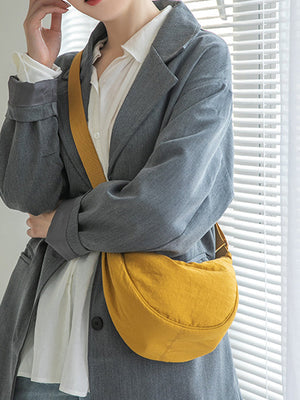 Grijze oversized jas met witte blouse en gele schoudertas, modieuze dameskleding, stijlvolle herfstoutfit, casual chique look.