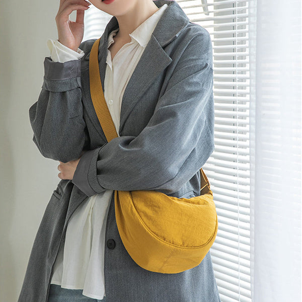 Grijze oversized jas met witte blouse en gele schoudertas, modieuze dameskleding, stijlvolle herfstoutfit, casual chique look.