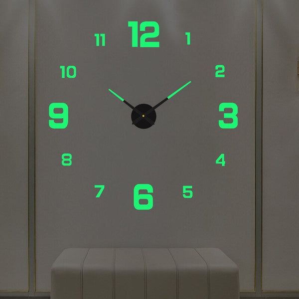 Grote wandklok met groene, lichtgevende cijfers en wijzers op een grijze achtergrond. Moderne decoratieve klok voor woonkamer of kantoor.
