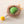Pluche kattenspeeltje met groene bal en gele pompon, ideaal voor kattenentertainment. Zachte textuur, duurzaam en aantrekkelijk voor huisdieren.