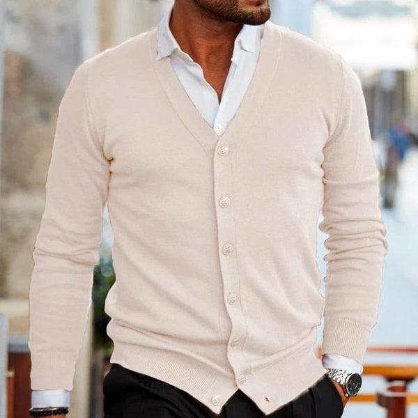Beige heren vest, V-hals, knoopsluiting, gedragen over wit overhemd. Stijlvolle herenkleding, casual chic, mode voor mannen, herfstoutfit.