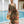 Vrouw in kleurrijke kaftan jurk bij zwembad, zomermode, vakantie, boho stijl, strandkleding, ontspannen sfeer, trendy dameskleding.