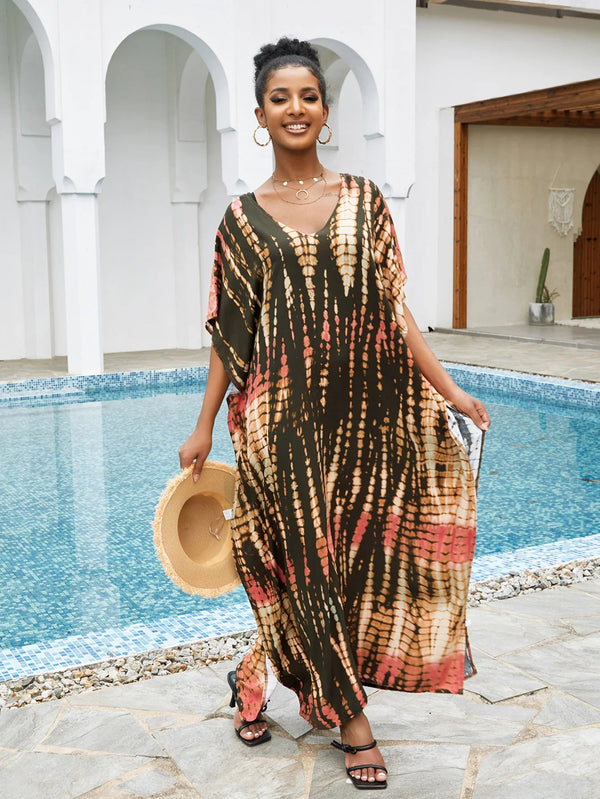Vrouw in kleurrijke kaftan jurk bij zwembad, zomermode, vakantie, boho stijl, strandkleding, ontspannen sfeer, trendy dameskleding.