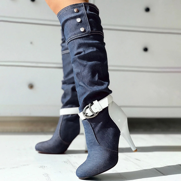 Donkerblauwe denim laarzen met hoge hakken en witte gespen, stijlvolle damesmode, trendy knielaarzen, perfect voor casual en chique outfits.