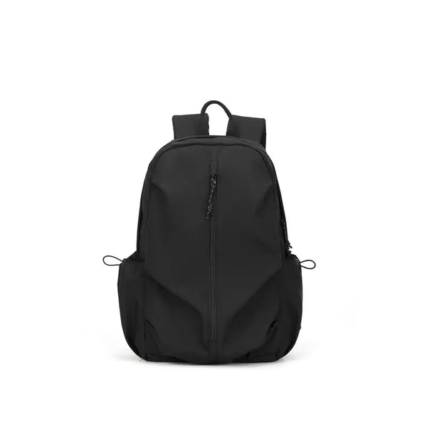 Zwarte rugzak met minimalistisch design, verstelbare schouderbanden en voorvak met ritssluiting. Ideaal voor dagelijks gebruik en reizen.