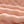 Zachte, roze fleece stof close-up, ideaal voor warme dekens en kleding. Perfect voor wintercomfort en huisdecoratie.