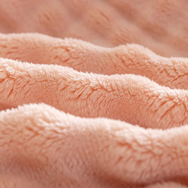 Zachte, roze fleece stof close-up, ideaal voor warme dekens en kleding. Perfect voor wintercomfort en huisdecoratie.