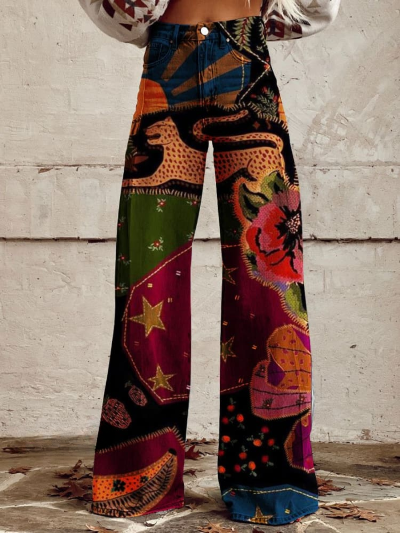 Damesbroek met kleurrijke, bohemien patchworkprint, wijde pijpen en hoge taille, perfect voor een trendy en unieke boho-stijl.