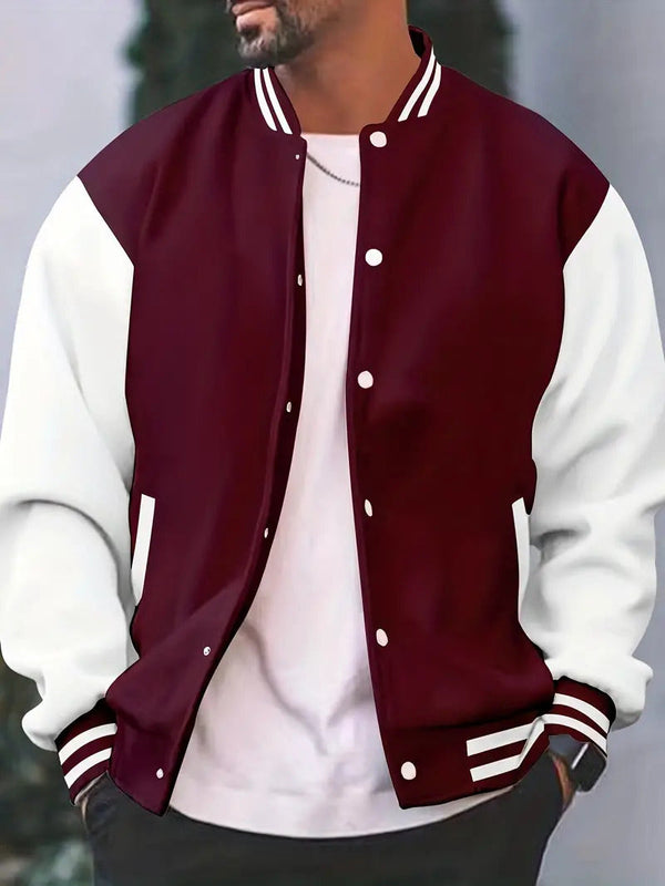Man in bordeaux-witte varsity jas, casual stijl, met witte T-shirt. Trendy herenkleding, sportieve look, mode voor mannen, streetwear.