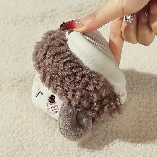 Schattige pluche schapenknuffel met bruine vacht en geborduurd gezicht, perfect als cadeau of decoratie. Zachte speelgoedpop voor kinderen.