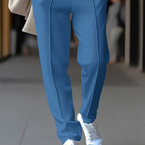 Blauwe damesbroek met wijde pijpen, gedragen met witte sneakers. Modieuze casual outfit voor dagelijks gebruik. Comfortabele en stijlvolle kleding.