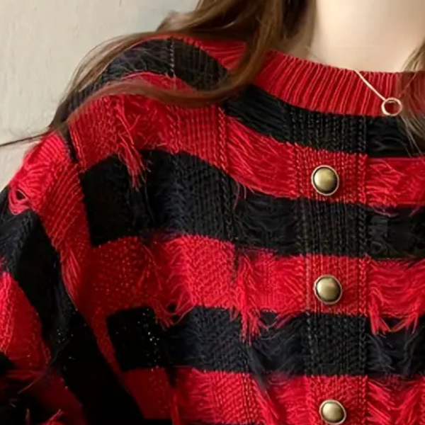 Rood-zwart geruite trui met gouden knopen, versleten look, damesmode, trendy herfstkleding, casual stijl, comfortabele gebreide stof.
