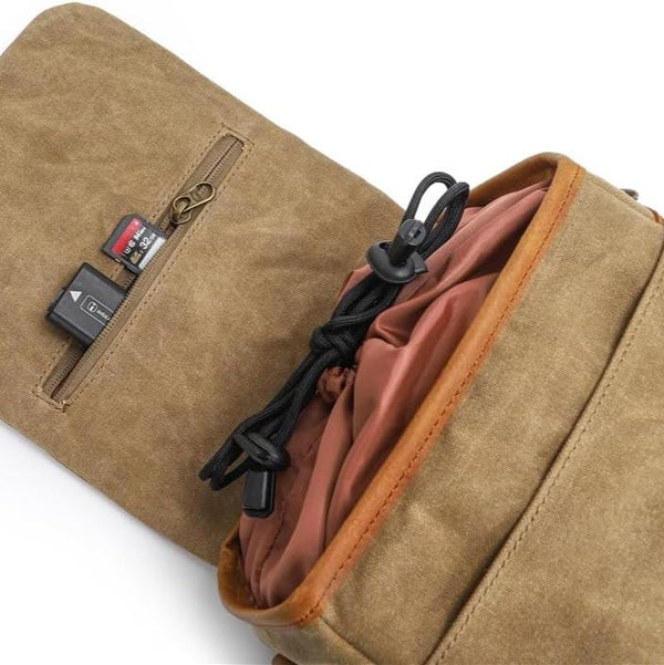 Beige canvas schoudertas met ritsvak, SD-kaarten en opbergvak voor kabels. Ideaal voor fotografie-accessoires en dagelijks gebruik.