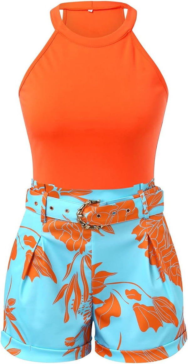 Oranje haltertop met blauwe korte broek, bloemenprint en riem. Trendy zomermode voor dames, perfect voor strand en casual uitjes.
