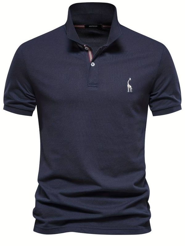 Donkerblauw poloshirt met opstaande kraag, korte mouwen en geborduurd logo. Stijlvol herenmode, casual kleding, hoogwaardige stof.