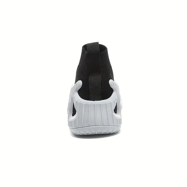 Zwarte sneaker met witte zool, achteraanzicht. Moderne sportschoen, ademend materiaal, geschikt voor dagelijks gebruik en sportactiviteiten.
