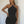 Zwarte gehaakte halterjurk, vrouwelijk model, elegante avondkleding, trendy mode, perfecte pasvorm, minimalistisch ontwerp, stijlvolle uitstraling.