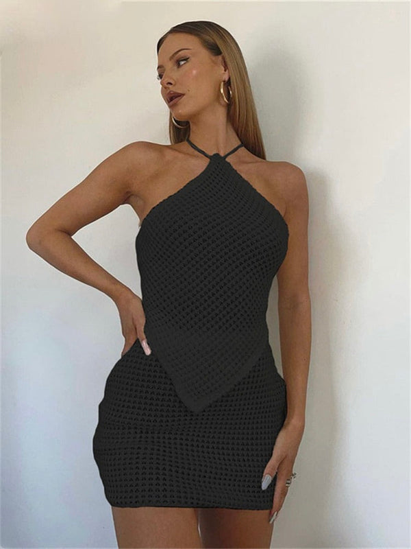 Zwarte gehaakte halterjurk, vrouwelijk model, elegante avondkleding, trendy mode, perfecte pasvorm, minimalistisch ontwerp, stijlvolle uitstraling.