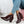Donkerrode, glanzende enkellaarsjes met krokodillenprint en blokhak, gedragen met lichtblauwe, gerafelde skinny jeans. Stijlvolle damesmode.