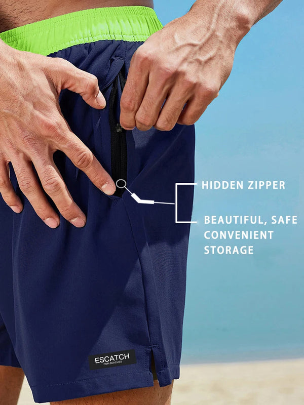 Man in blauwe zwembroek met groene tailleband, toont verborgen ritszak voor veilige opslag. Perfect voor strandactiviteiten en watersporten.