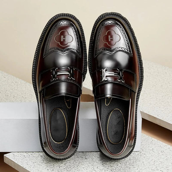 Luxe bruine leren loafers met decoratieve gesp en geperforeerd patroon, stijlvolle herenschoenen voor formele gelegenheden.