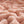 Zachte roze pluche deken textuur close-up, perfect voor warme en knusse interieurs. Ideaal voor slaapkamerdecoratie en comfort.