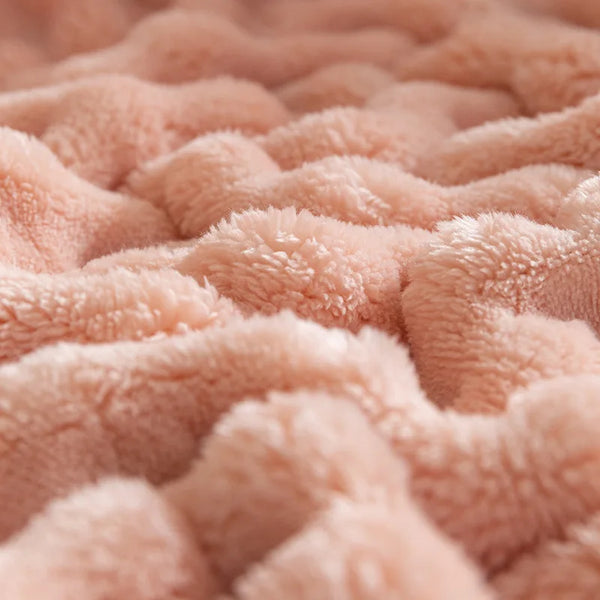 Zachte roze pluche deken textuur close-up, perfect voor warme en knusse interieurs. Ideaal voor slaapkamerdecoratie en comfort.
