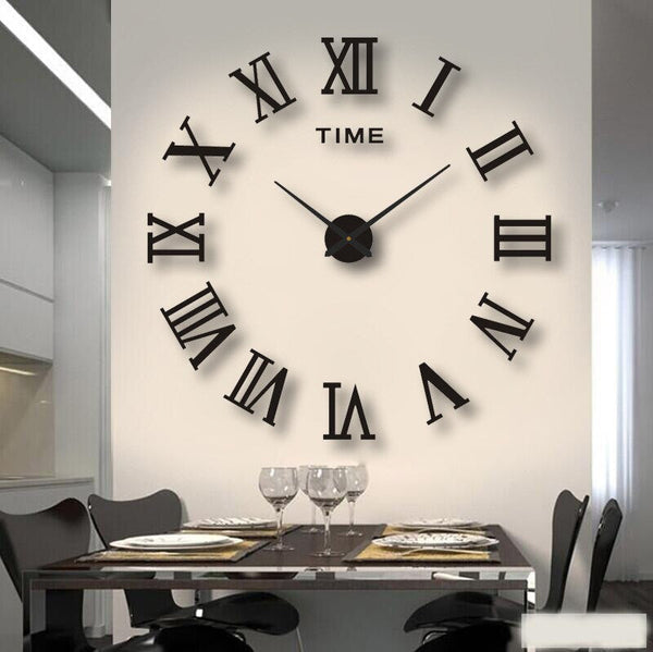 Grote moderne wandklok met Romeinse cijfers in eetkamer, minimalistisch design, zwarte wijzers, stijlvolle interieurdecoratie, tijdweergave.