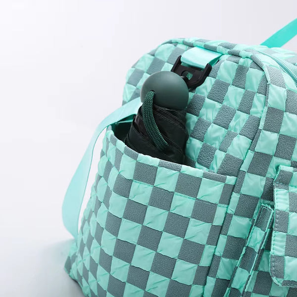 Mintgroene geruite sporttas met paraplu in zijvak, ideaal voor fitness en reizen. Duurzaam materiaal, modieus ontwerp, ruime opbergruimte.