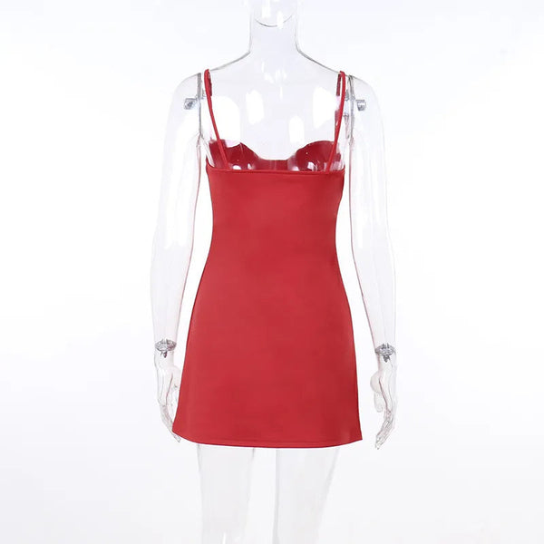 Rode bodycon jurk op doorzichtige mannequin, mouwloos met spaghettibandjes. Perfect voor avondkleding en feestelijke gelegenheden.