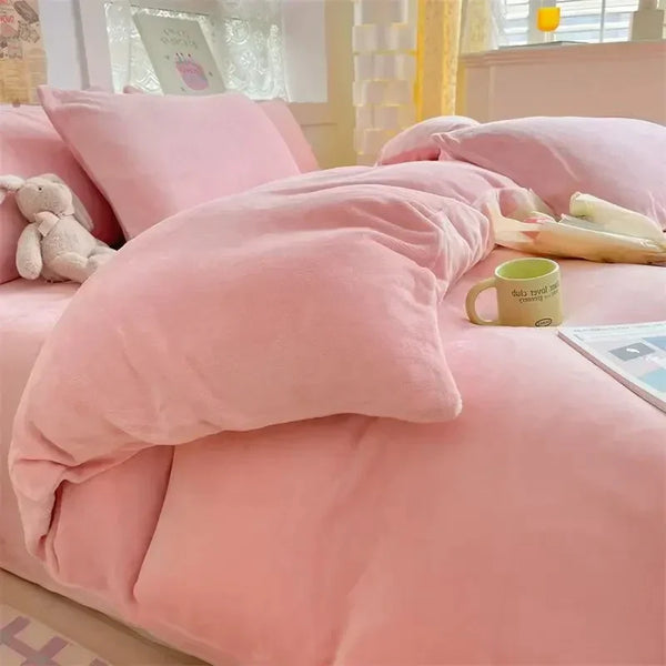 Roze flanellen dekbedovertrek op bed met kussens, knuffelbeer en groene mok. Gezellige slaapkamerinrichting, zachte en warme uitstraling.