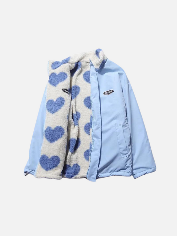Lichtblauwe jas met witte voering en blauwe hartjes, trendy wintermode, warme damesjas, stijlvolle en comfortabele kleding, modieuze jas.