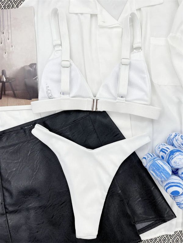 Witte ribgebreide bikini set met triangel top en hoge taille slip, gestyled op zwarte leren rok en witte blouse, strandmode zomer 2023.