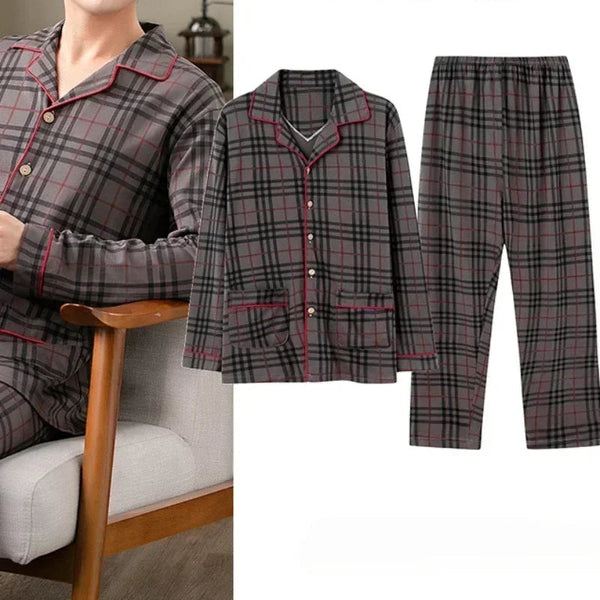 Grijze geruite pyjama set voor heren, bestaande uit een knoopsluiting bovenstuk en lange broek. Comfortabele nachtkleding met rode accenten.
