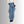 Vrouw in blauwe wijde jeans en witte trui, rugaanzicht. Modieuze dameskleding, casual stijl, denim broek, trendy outfit.
