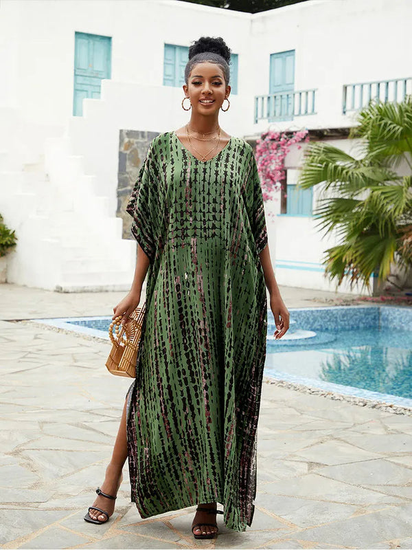 Vrouw in groene kaftan jurk bij zwembad, zomermode, boho stijl, vakantie outfit, rieten tas, tropische achtergrond, ontspannen sfeer.