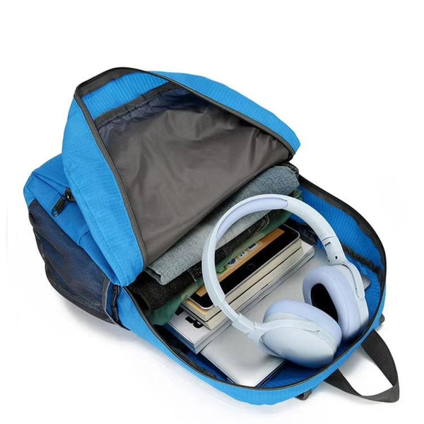 Blauwe rugzak met open rits, gevuld met boeken, laptop, smartphone en witte koptelefoon. Ideaal voor school of werk. Handige en ruime tas.