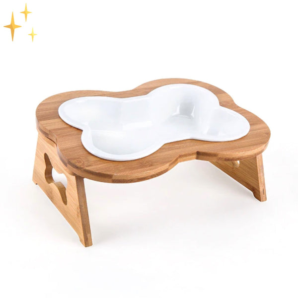 Houten hondenvoerbak in botvorm met witte keramische binnenkant, verhoogd ontwerp voor comfortabel eten. Ideaal voor middelgrote honden.