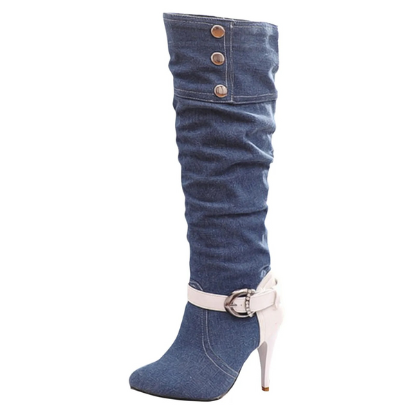 Hoge denim laars met witte hak en riem, knopen aan de bovenkant. Modieuze dameslaars, perfect voor casual en trendy outfits.